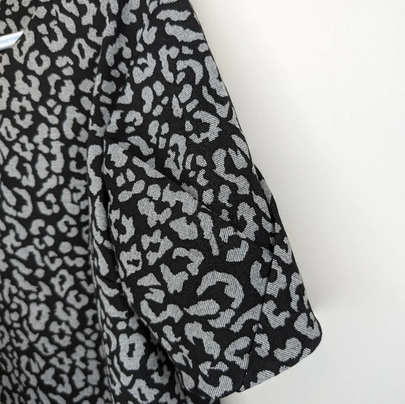 Banana Republic Black & Silver Grey Leopard Print Dressy Top Short Sleeve Medium - Picture 3 of 7